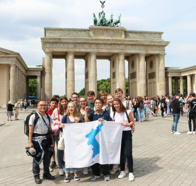 독일-부란덴부르그광장-광장학생들.jpg