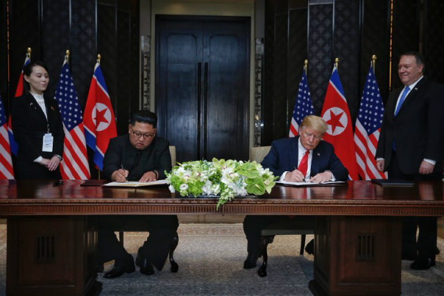김정은-트럼프공동성명에 서명.JPG
