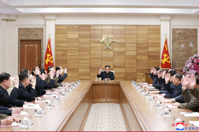김정은-정치국회의2019.jpg