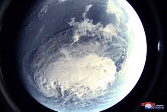 북극성3형 미사일에 부착된 카메라가 촬영한 지구모습.jpg
